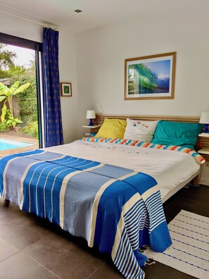 3 quartos, escrivaninha, ferros/tábuas de passar roupa, berço de viagem