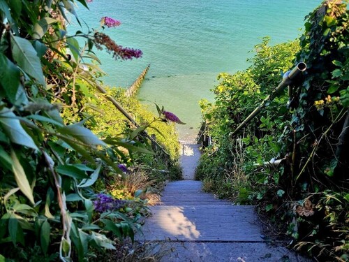 Family Apartment Close to Beach and Town. Small Pet-Friendly