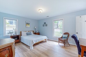 2 bedrooms, Internet, bed sheets - Experience "Sunny Retreat" in Lake Junaluska - Cozy Sunroom, Pool, Trails, More (Lake Junaluska)