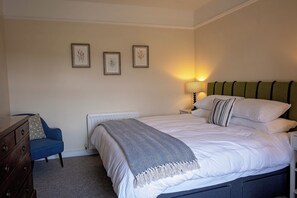 2 bedrooms, iron/ironing board, WiFi, bed sheets - The Knowe - newly renovated, 2 bedroom, rural cottage sleeping up to 6 (Blairgowrie)