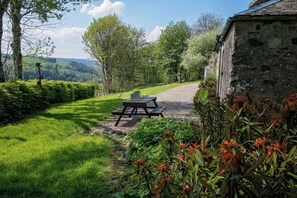 Outdoor dining - The Knowe - newly renovated, 2 bedroom, rural cottage sleeping up to 6 (Blairgowrie)