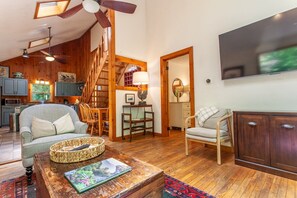 TV - Adventure Awaits Only 3 miles to the Nantahala River and Fontana Lake! (Bryson City)