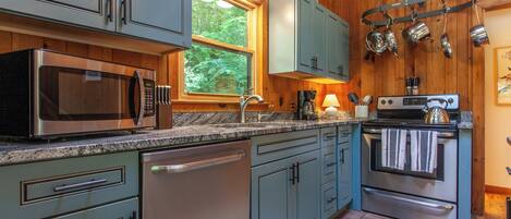 Køleskab, mikrobølgeovn, ovn, kogeplade