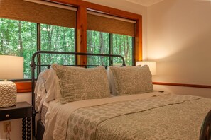 3 bedrooms, free WiFi, bed sheets - Adventure Awaits Only 3 miles to the Nantahala River and Fontana Lake! (Bryson City)