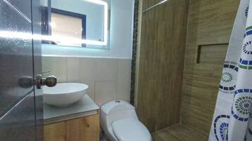 Douche, serviettes fournies, savon, papier toilette