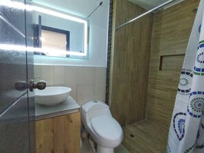 تجهيزات دش، مناشف، صابون، ورق حمّام