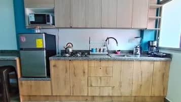 Microwave, coffee/tea maker, cookware/dishes/utensils, kitchen islands