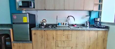 Een microgolfoven, een koffiezetapparaat/waterkoker