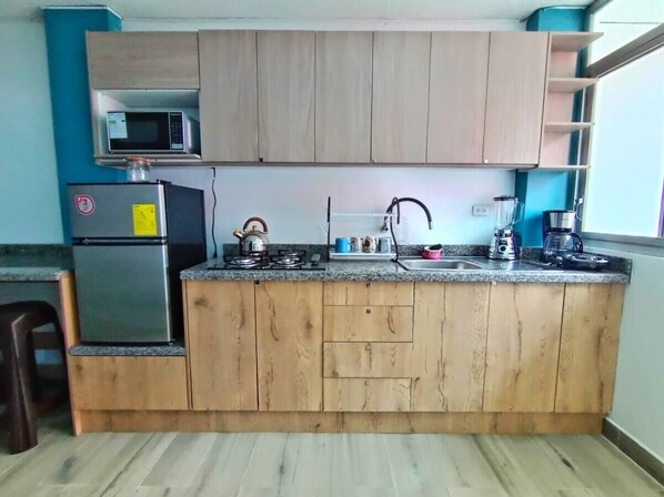 ميكروويف، ماكينة لصنع القهوة/الشاي، مستلزمات طهي/أطباق/أوعية، منضدة مطبخ