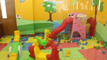 家庭四人房, 城市景观 | 起居区 | 液晶电视