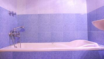 家庭四人房, 城市景观 | 浴室 | 大花洒淋浴喷头、免费洗浴用品、毛巾、肥皂