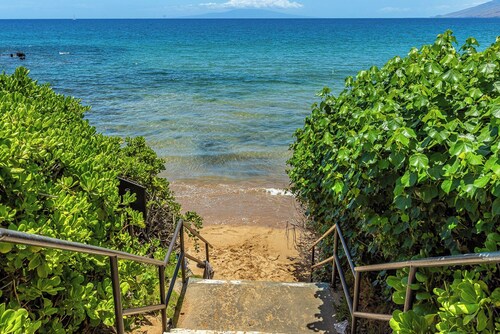 Oceanfront Wailea condo w/ direct beach access and pools