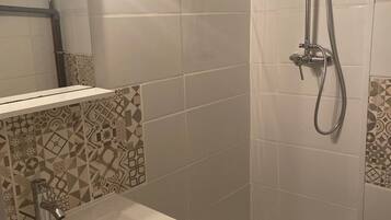 Douche, serviettes fournies, savon, papier toilette