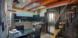 Fridge, microwave, oven, stovetop - 3 Bedroom Apartment in Portoferraio (Portoferraio)