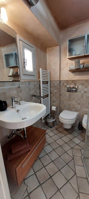 Dusj, hårføner, bidé og håndklær