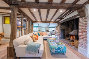 Smart-TV, Kamin, Bücher