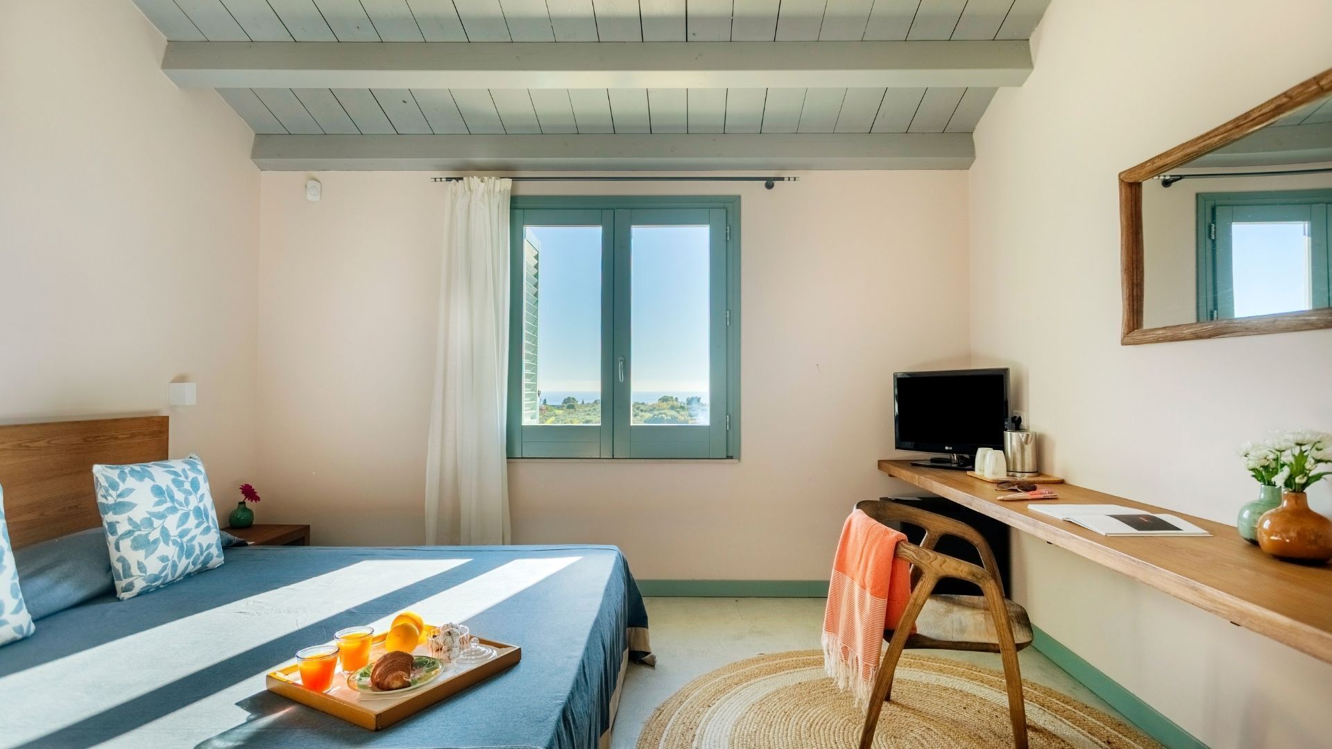 ห้องคลาสสิก, วิวทะเล | เครื่องนอนระดับพรีเมียม, ผ้านวมขนเป็ด, เตียงเมมโมรีโฟม, มินิบาร์