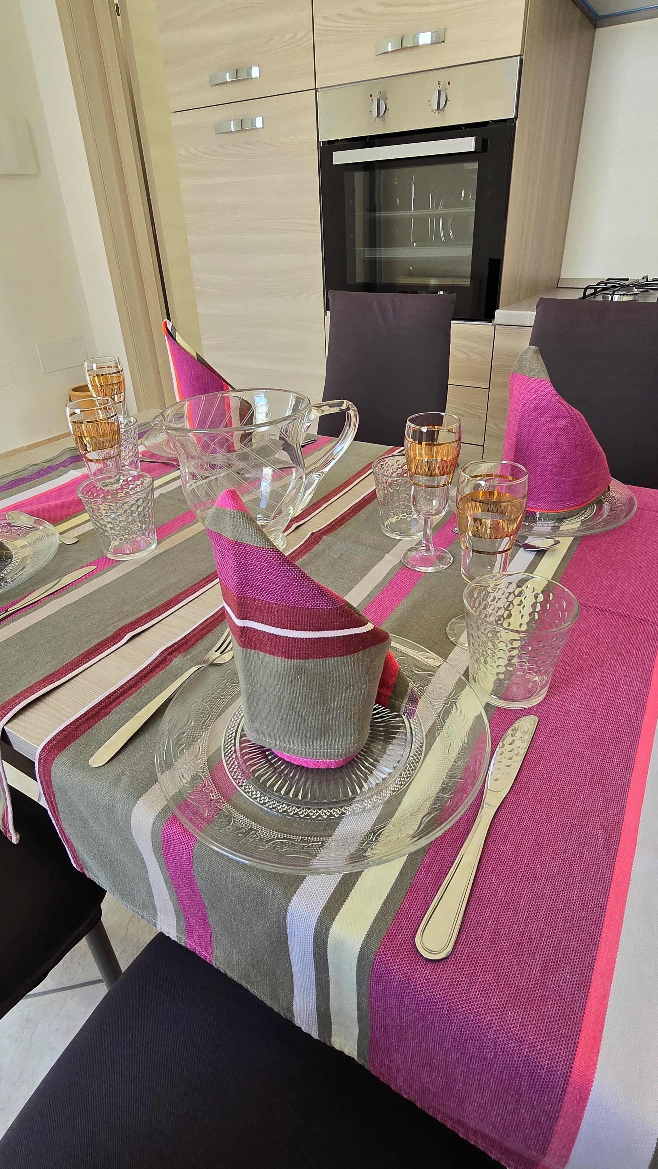 Apartment Carol | Private kitchen | Microwave, oven, stovetop, cookware/dishes/utensils