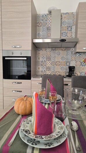 Apartment Mauri | Cocina privada | Microondas, horno, parrilla de estufa y utensilios de cocina 