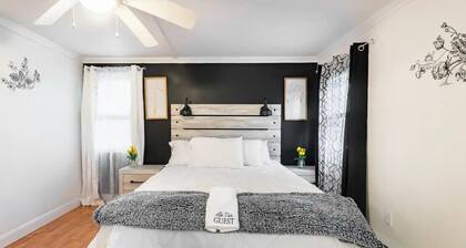 Cozy 3 bd Cottage w/ access to private lake