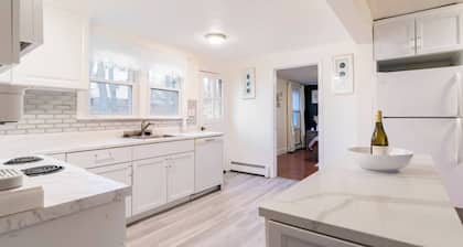 Cozy 3 bd Cottage w/ access to private lake