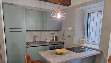 Refrigerador, horno, parrilla de estufa y cafetera y tetera