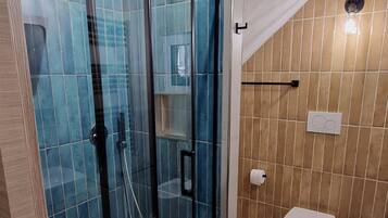 Shower, hair dryer, bidet, towels