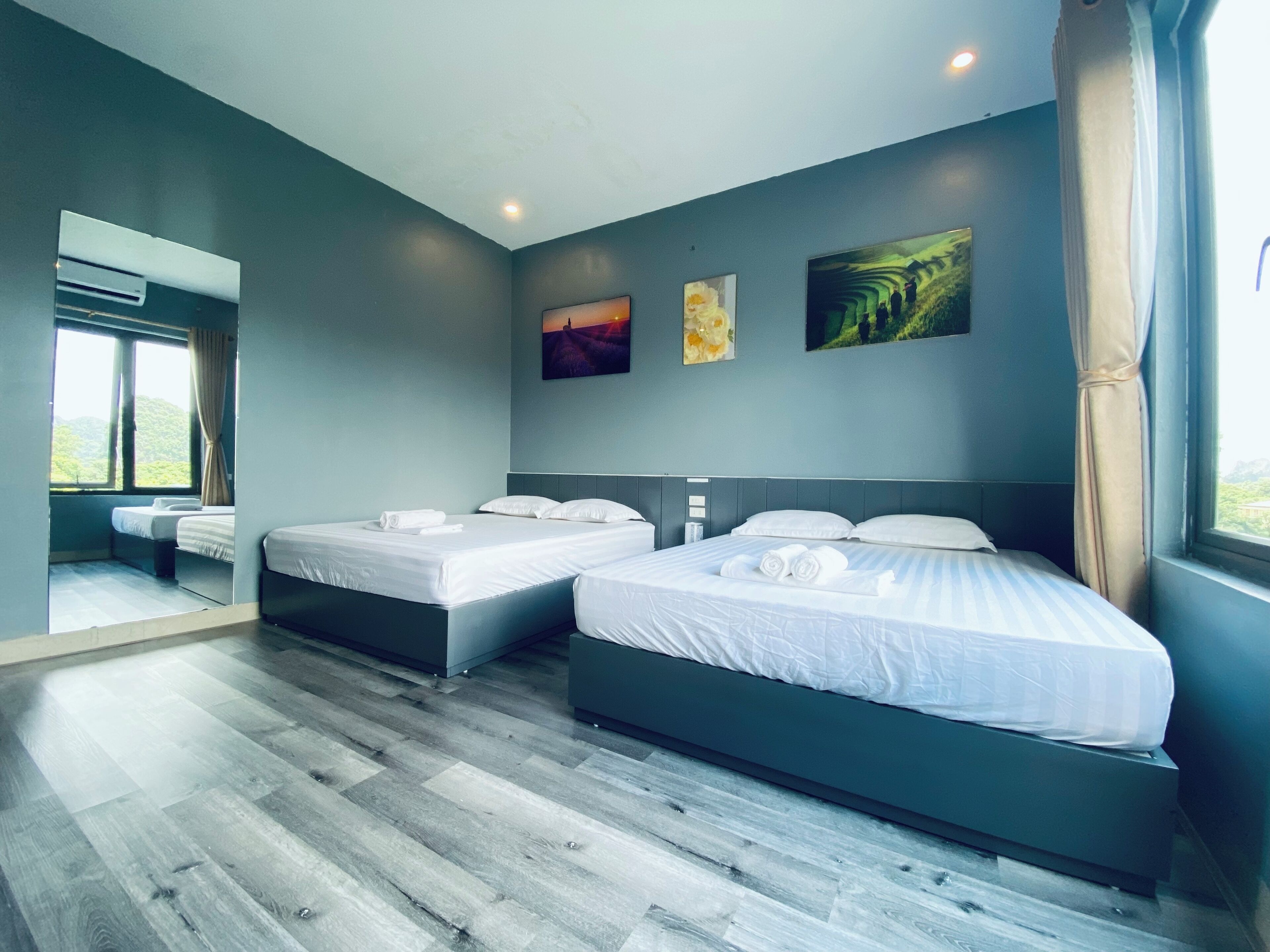 Habitación familiar doble, vistas al jardín | Cortinas opacas y sistema de insonorización