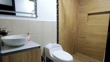 Douche, serviettes fournies, savon, papier toilette