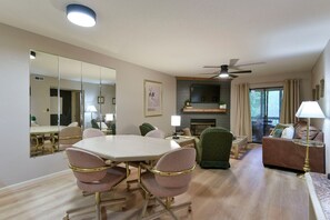 Dining - Waterfront Condo - Perfect for Families, Fishers & Golfers (Branson)