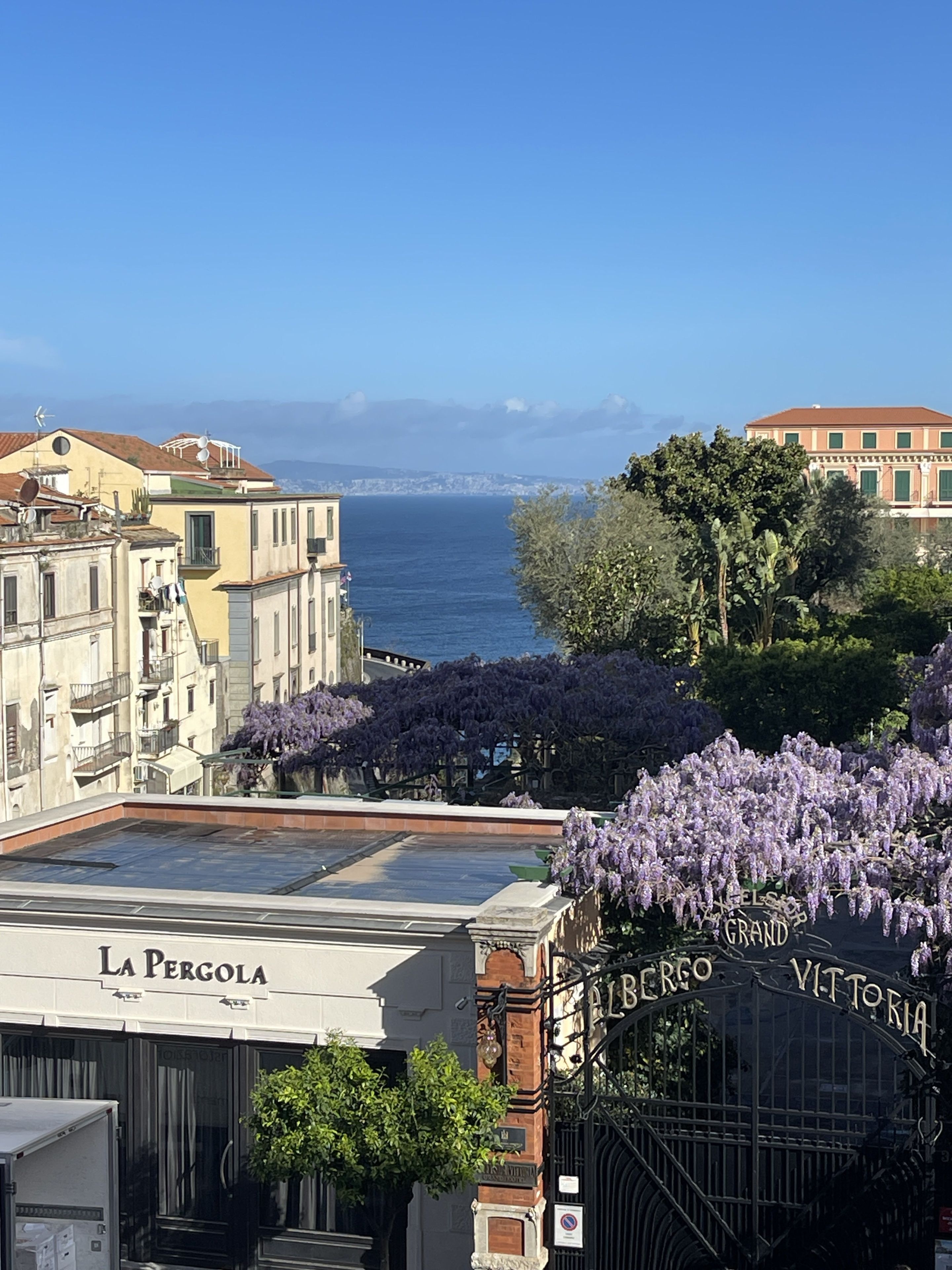 A hotel with a view of the sea, named 'La Pergola'.
