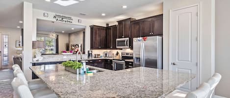 Jääkaappi, mikroaaltouuni, uuni, astianpesukone