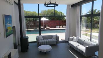 Télévision, cheminée, chaîne hi-fi, espaces bureaux