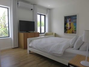 3 makuuhuonetta, työpöytä, silitysrauta/-lauta, vauvan matkasänky