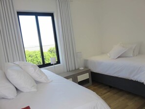 3 室のベッドルーム、デスク、アイロン / アイロン台、旅行用ベビーベッド