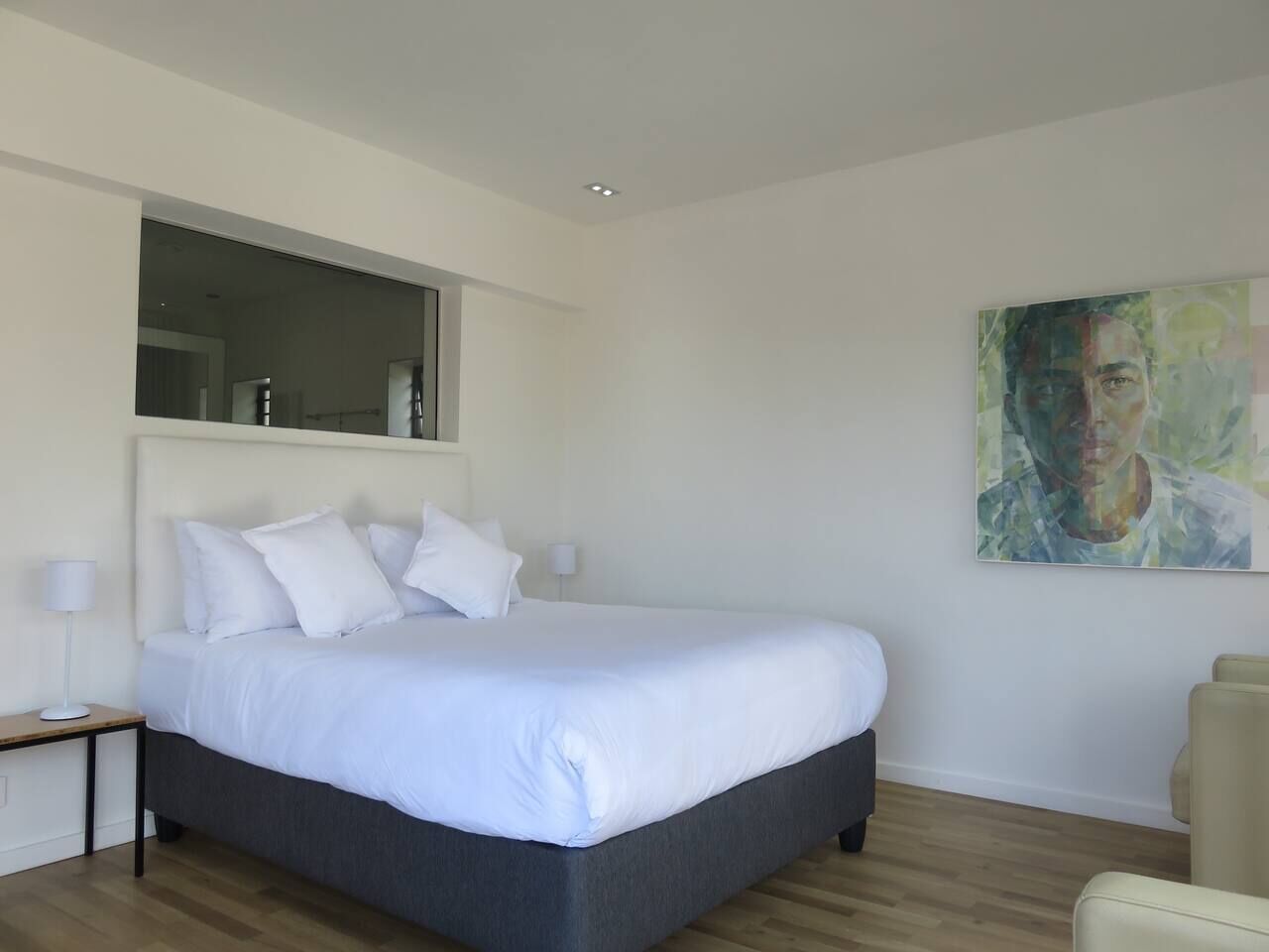 1 sovrum, skrivbord, strykjärn/strykbräda och resesäng