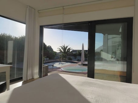 1 bedroom, desk, iron/ironing board, travel crib. Cape White Villa - Main suite with jacuzzi