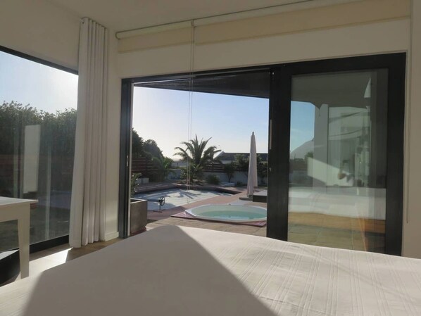 1 chambre, bureau, fer et planche à repasser, lit parapluie