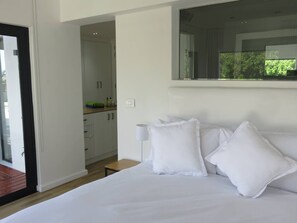 1 chambre, bureau, fer et planche à repasser, lit parapluie