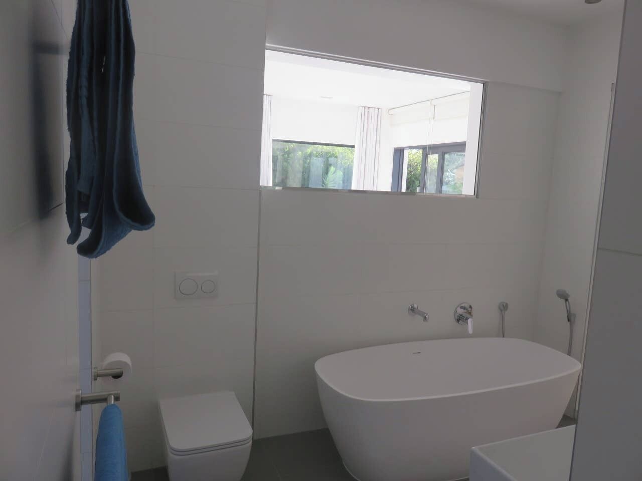 Een douche, een haardroger, handdoeken