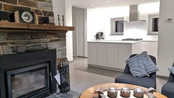 Télévision, cheminée, chaßne hi-fi, espaces bureaux