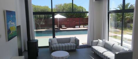 テレビ、暖炉、ステレオ、書斎 / ワークスペース