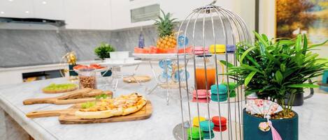 Villa exclusiva | Cocina privada | Refrigerador, parrilla de estufa, arrocera y condimentos