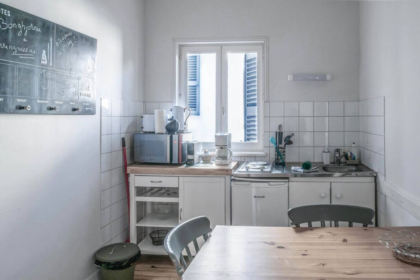 Kühlschrank, Mikrowelle, Herdplatte, Wasserkocher mit Kaffee-/Teezubehör