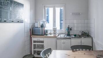 Fridge, microwave, stovetop, coffee/tea maker