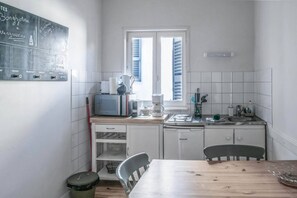 Fridge, microwave, stovetop, coffee/tea maker