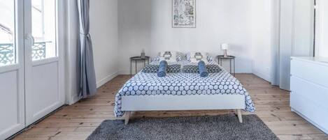 1 dormitorio, escritorio, tabla de planchar con plancha y cuna de viaje