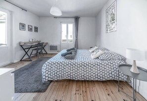 1 chambre, bureau, fer et planche à repasser, lit parapluie