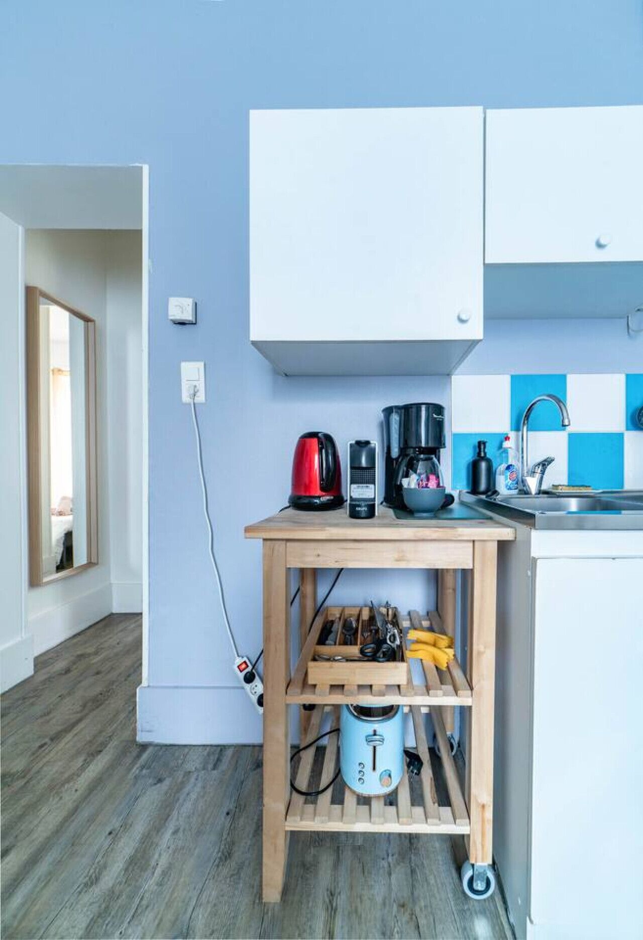 Kühlschrank, Mikrowelle, Wasserkocher mit Kaffee-/Teezubehör, Toaster