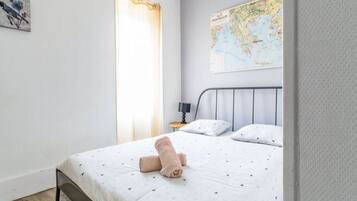 1 slaapkamer, een bureau, een strijkplank/strijkijzer, reisbedje